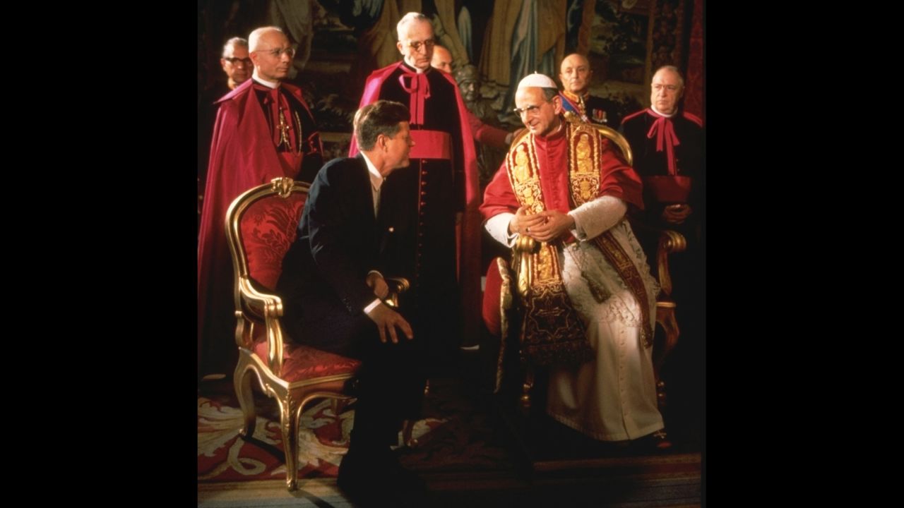 El presidente John F. Kennedy habla con el papa Pablo VI en el Vaticano en 1963. Kennedy, primer y único presidente católico de Estados Unidos, se reunió con el Pontíífice poco después de su coronación.