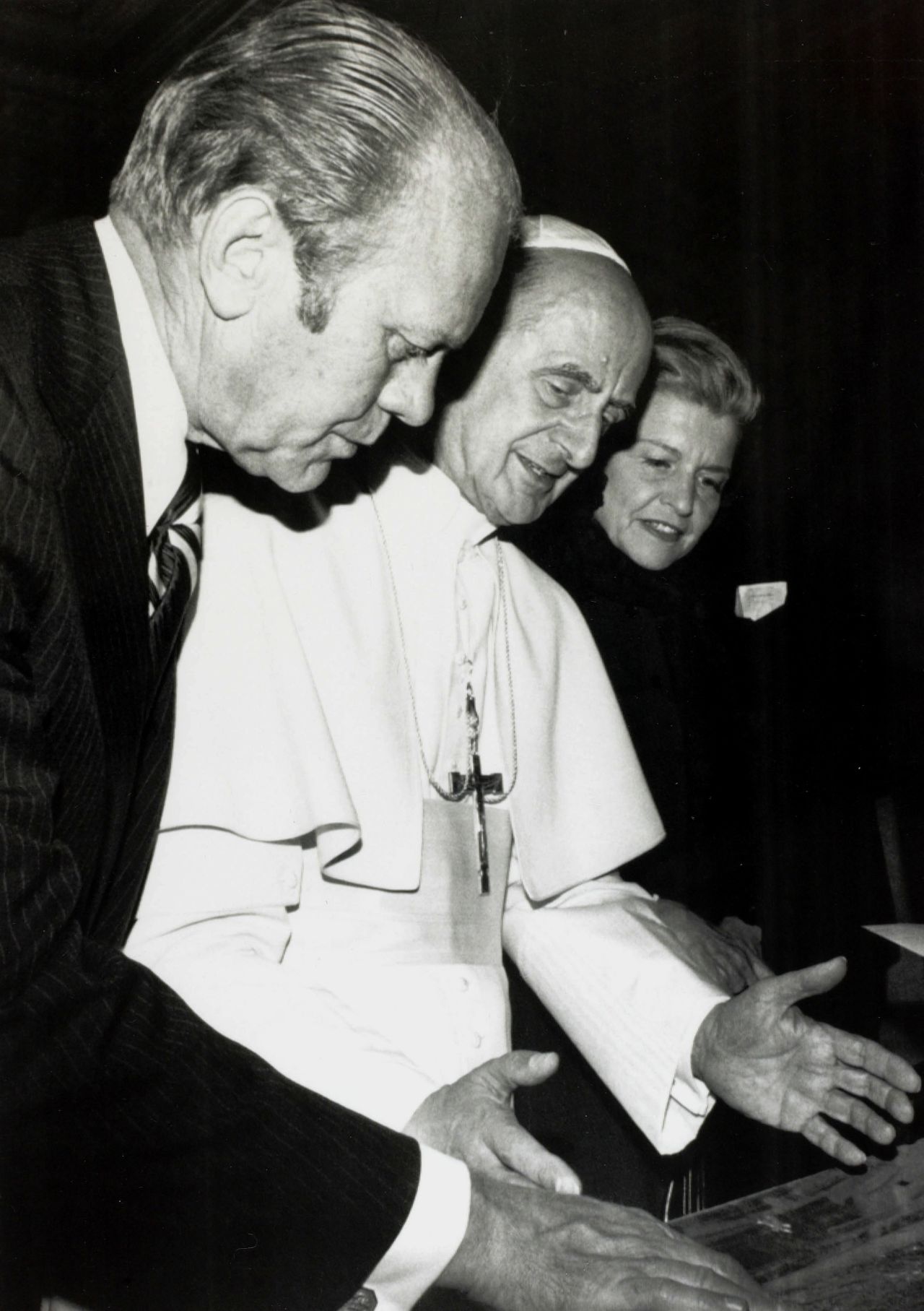 El presidente Gerald Ford y la primera dama Betty Ford visitan a Pablo VI en el Vaticano en 1975.