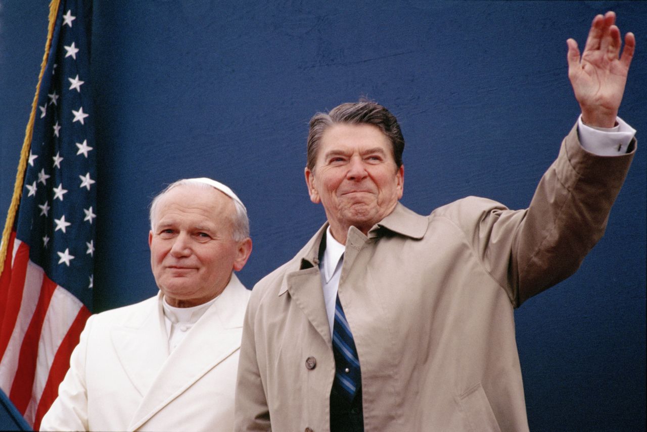 En 1984, el presidente Ronald Reagan se reúne con Juan Pablo II en el aeropuerto de Fairbanks, Alaska. El Papa hizo una escala en su viaje a Corea del Sur, Papúa Nueva Guinea, las Islas Salomón y Tailandia. Reagan iba rumbo a China.