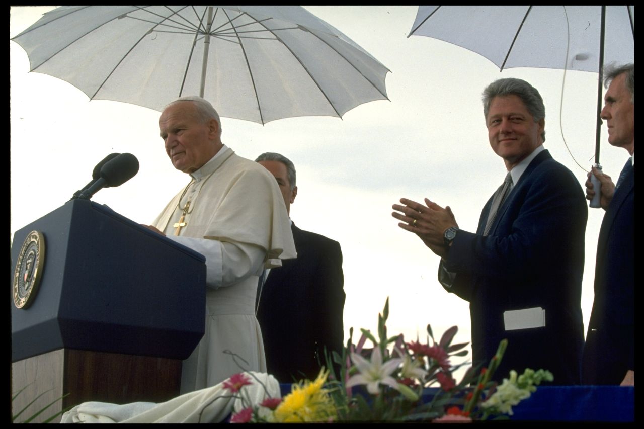El presidente Bill Clinton junto al papa Juan Pablo II mientras el Pontífice habla en una conferencia de prensa en Denver en 1993. Antes de asistir a la Jornada Mundial de la Juventud, el Papa sorprendió al presidente en su primera reunión púública con una dura condena al aborto.
