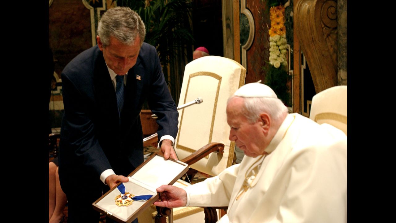 El presidente George W. Bush entrega al papa Juan Pablo II la Medalla Presidencial de la Libertad en el Vaticano en 2004. Durante el encuentro, el Papa recordó a Bush la firme oposición del Vaticano a la invasión de Iraq liderada por Estados Unidos.