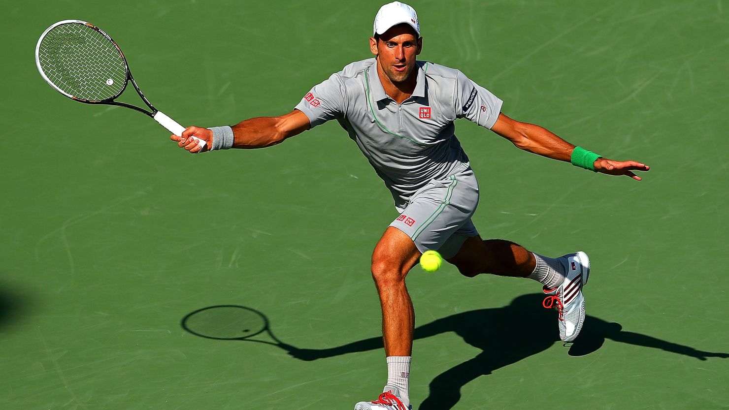 Novak Djokovic moved into the semifinals in Miami after beating Andy Murray 7-5 6-3.
