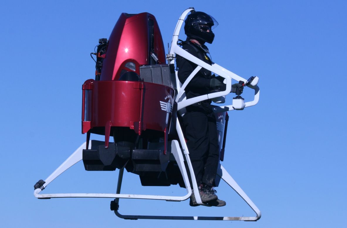 La máquina voladora futurista puede viajar a 74 kilómetros por hora, se eleva 900 metros en el aire y viaja 30 minutos antes de recargar.
