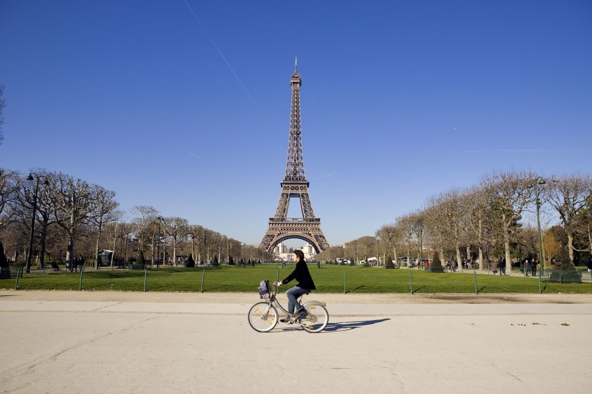 Un ciclista en París pasa por la Torre Eiffel en junio de 2009.