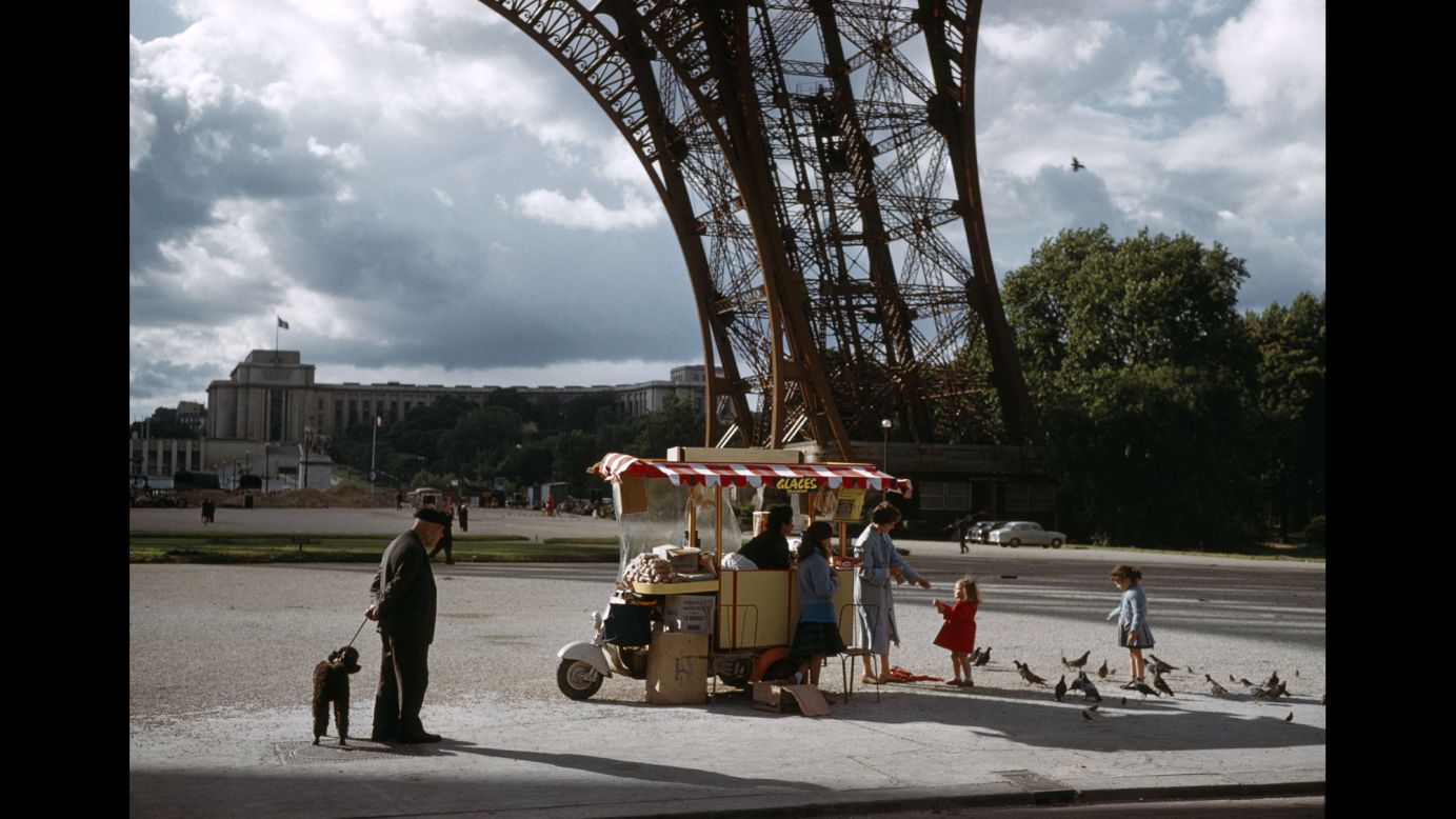 Una carreta vende refrescos debajo de la Torre Eiffel en 1961.