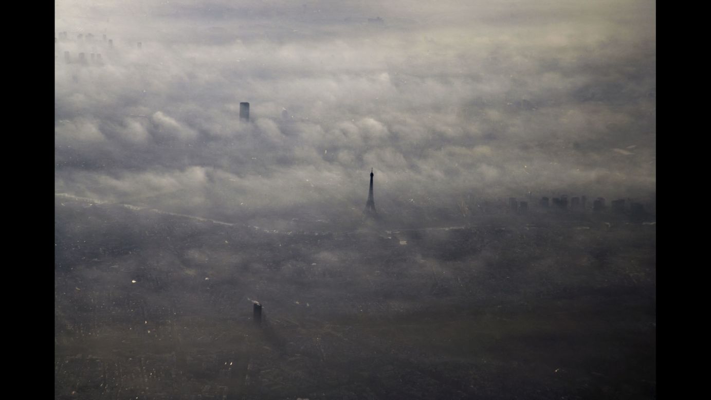 La Torre Eiffel se asoma por encima de la niebla de la mañana en 2005.