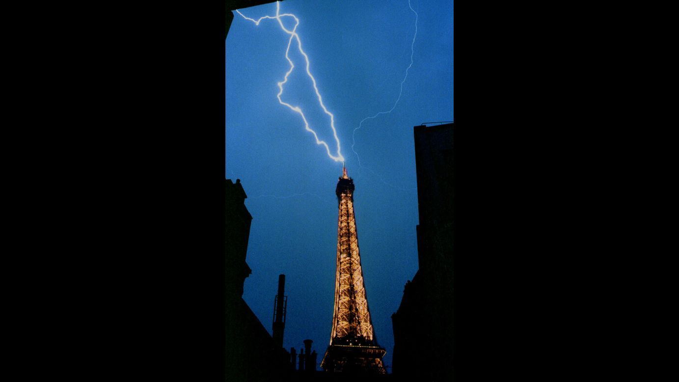 Un rayo golpea la parte superior de la Torre Eiffel durante una tormenta en 1992.