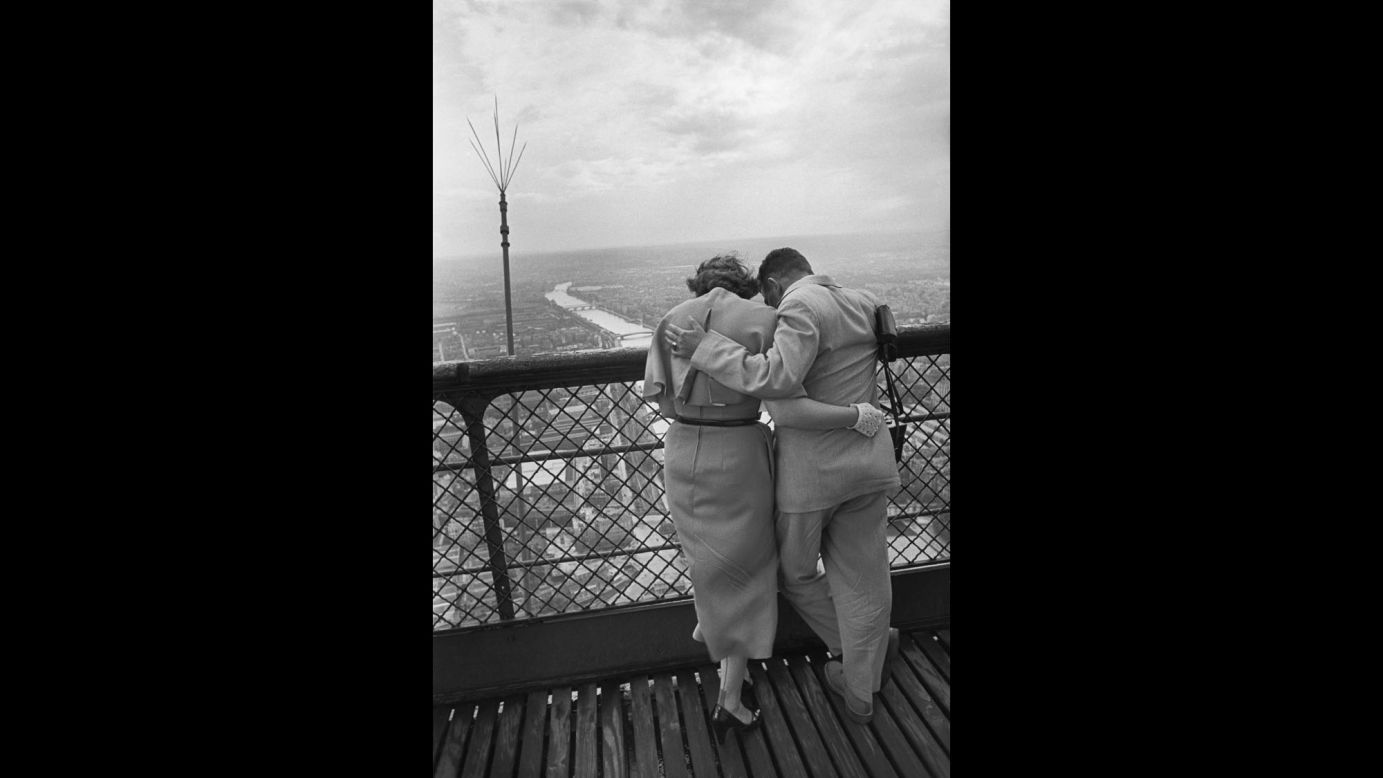 Una pareja disfruta de la vista desde la Torre Eiffel en 1952. Más de 250 millones de visitantes han estado en la torre desde su construcción en 1889.