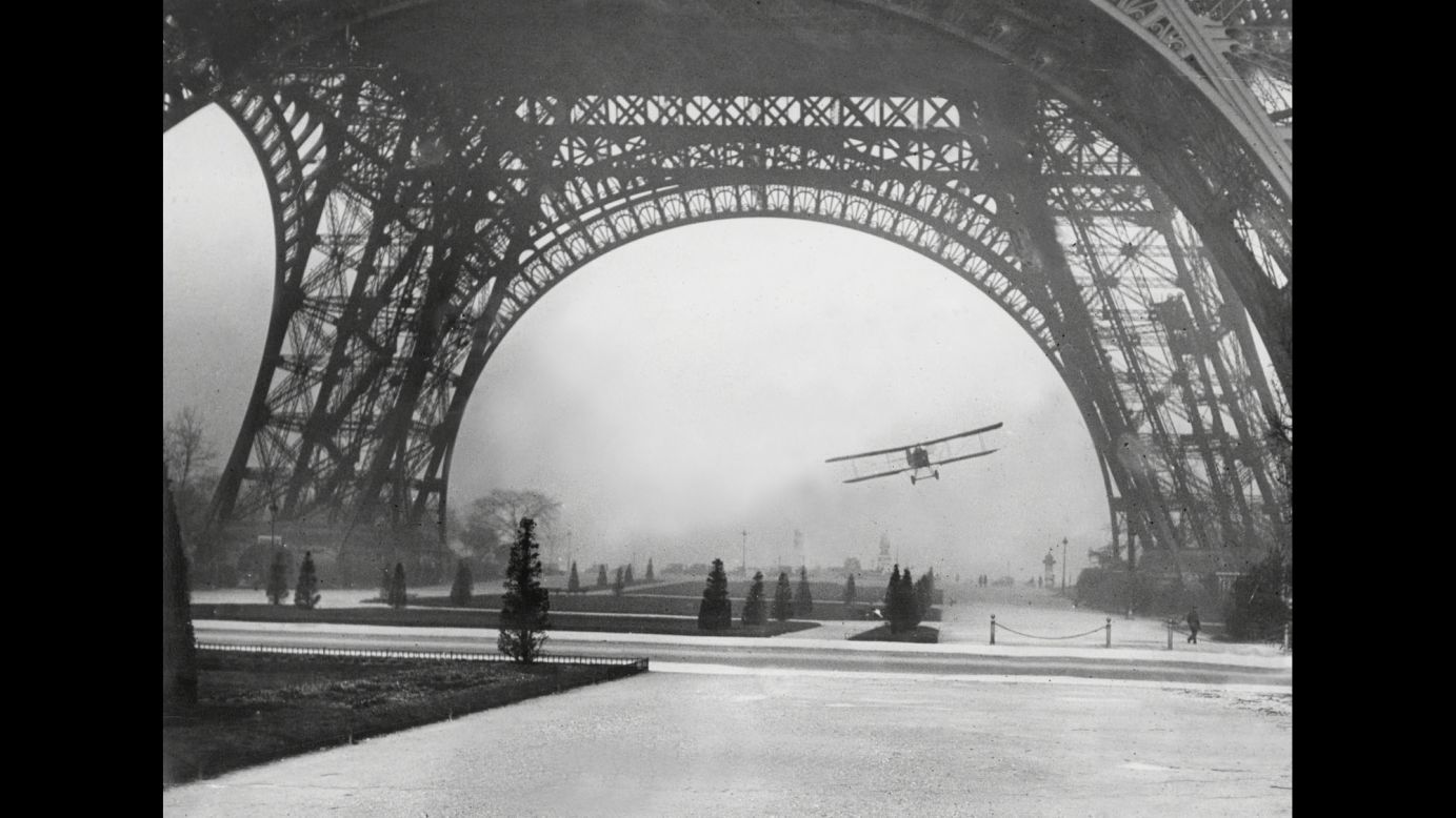 Leon Collet, un aviador francés, murió en 1926 después de volar a través de la base de la Torre Eiffel. Su avión se estrelló e incendió después de chocar con los cables de una antena de radio.