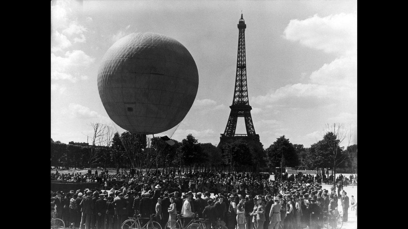 Una multitud se reúne en 1939 para celebrar el aniversario no. 50 de la Torre Eiffel.