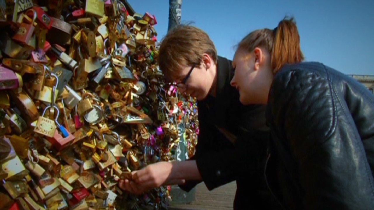 Aesthetics-minded Americans decry Paris love locks