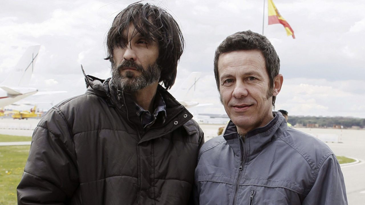 El Mundo correspondent Javier Espinosa, right, and freelance photographer Ricardo Garcia Vilanova arrive home Sunday.