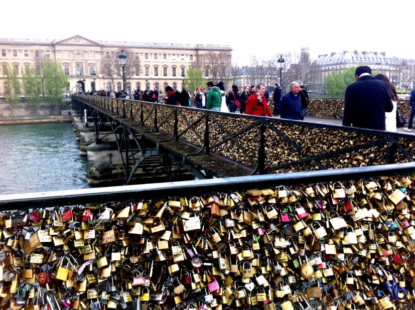 Weight of love: Pont des Arts, Paris' love lock bridge that collapsed,  Paris - Times of India Travel