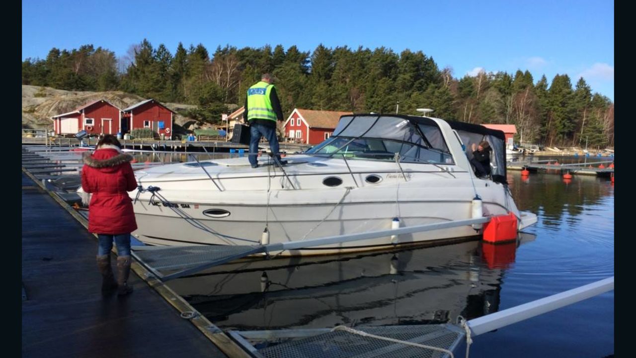 This Rinker 342 Fiesta Vee yacht was left in a Swedish marina for two years.