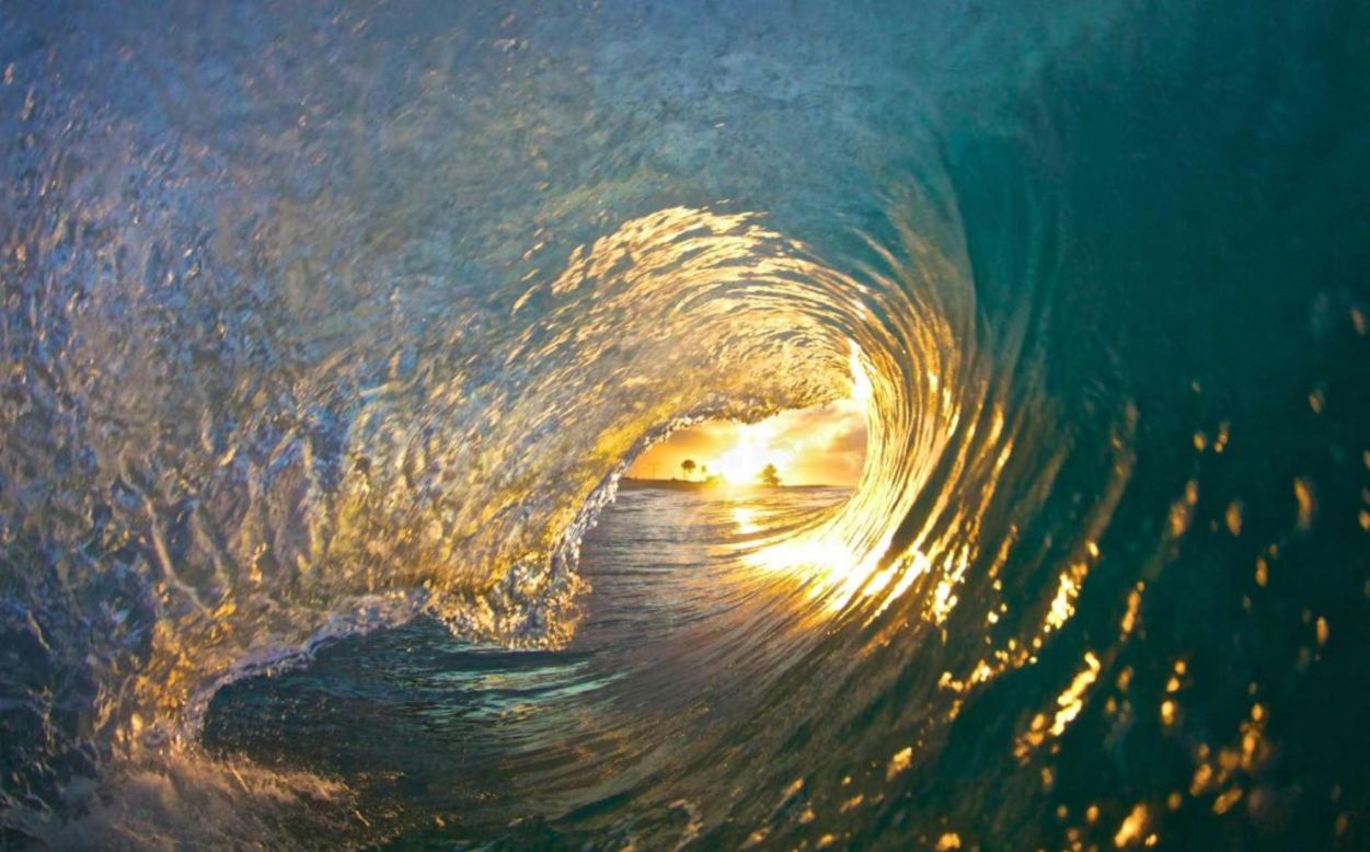 Croman tardó seis meses en tomar lo que él llama "la Foto", en Sandy Beach. Se levantaba a las 4:30 todas las mañanas para tratar de fotografiar el sol dentro del tubo de una ola.