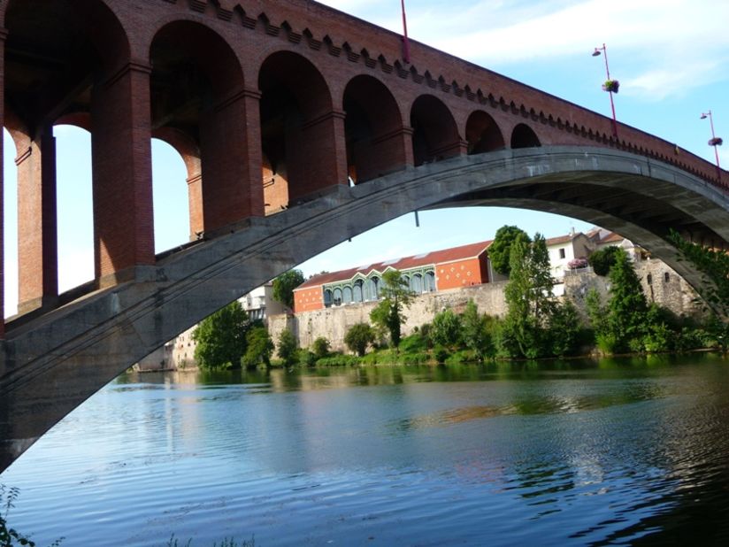 The longest masonry arch bridge span is Pont de la Libération in Villeneuve-sur-Lot, France.