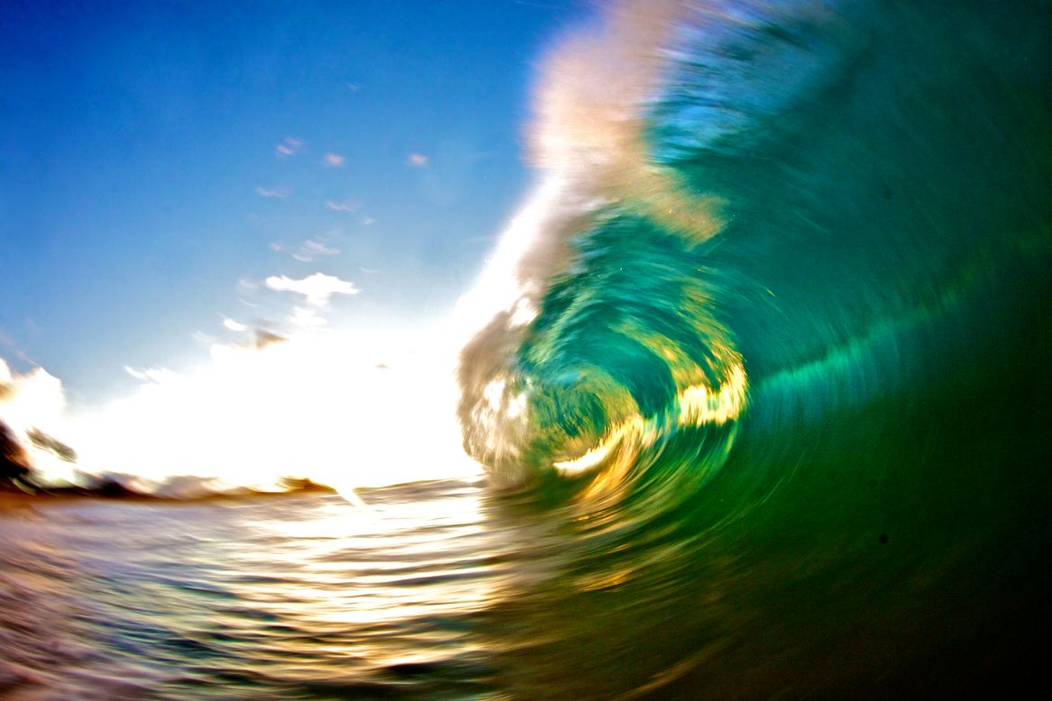 Croman fotografió esta ola en Sandy Beach en Oahu, utilizando una velocidad de disparo lenta con flash. Esta técnica, dice, es muy difícil porque las fotos usualmente salen borrosas. "Pero esta foto en realidad me hizo dedicar el resto del verano a perfeccionar este tipo de estilo".