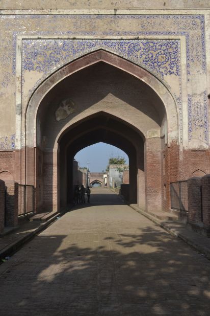 Built by Mughals in 1640, Sarai Amanat Khan is a fantastic remnant of ancient architecture. It once served travelers on the Agra-to-Lahore trade route and was a prosperous pit stop.