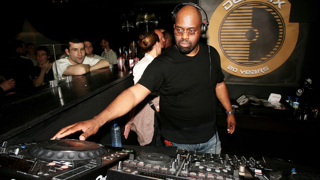 <a href="http://www.cnn.com/2014/04/03/showbiz/frankie-knuckles-obit/index.html" target="_blank">DJ Frankie Knuckles</a>, a legendary producer, remixer and house music pioneer, died March 31 at the age of 59.