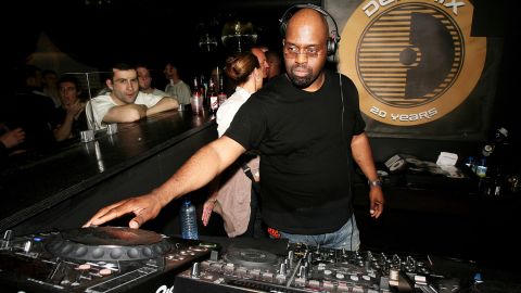 <a href="http://www.cnn.com/2014/04/03/showbiz/frankie-knuckles-obit/index.html" target="_blank">DJ Frankie Knuckles</a>, a legendary producer, remixer and house music pioneer, died March 31 at the age of 59.
