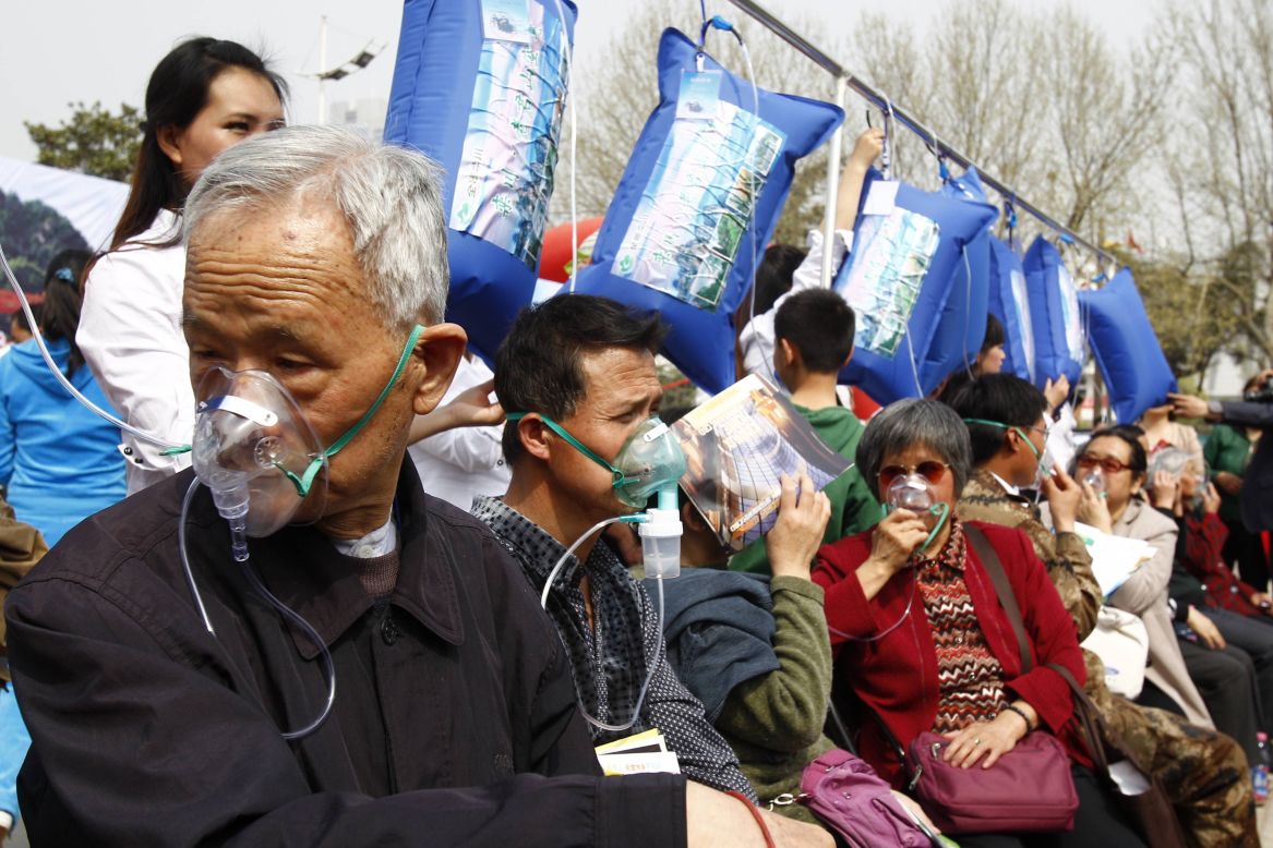 Zhengzhou was ranked 10th in a Greenpeace list of worst polluted cities in China. Citizens lined up this week for a chance to fill their lungs with air from Laojun Mountain. 