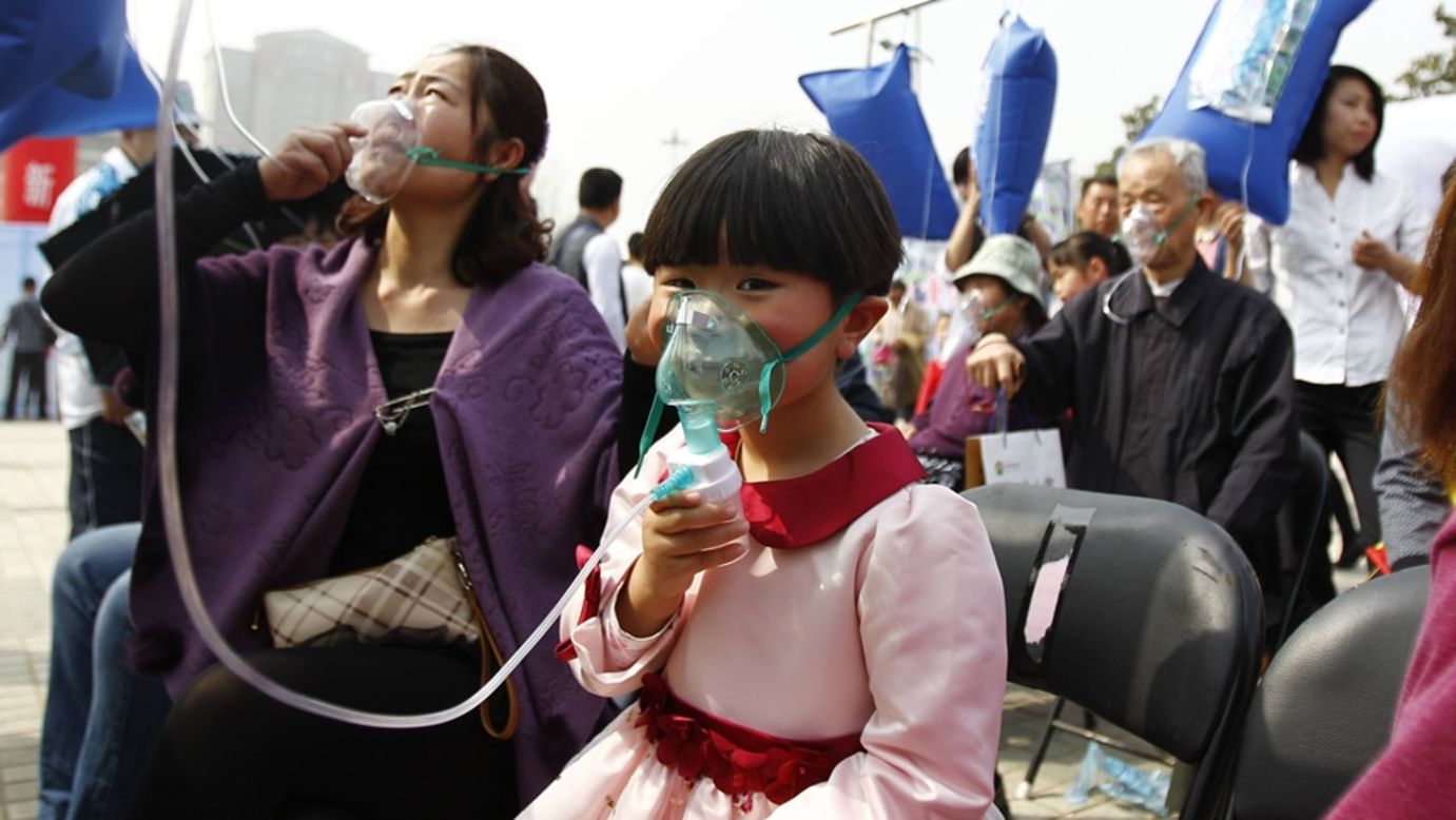Decenas de personas, incluidos niños, hicieron fila para respirar el O2 fresco proveniente de la montaña. 
