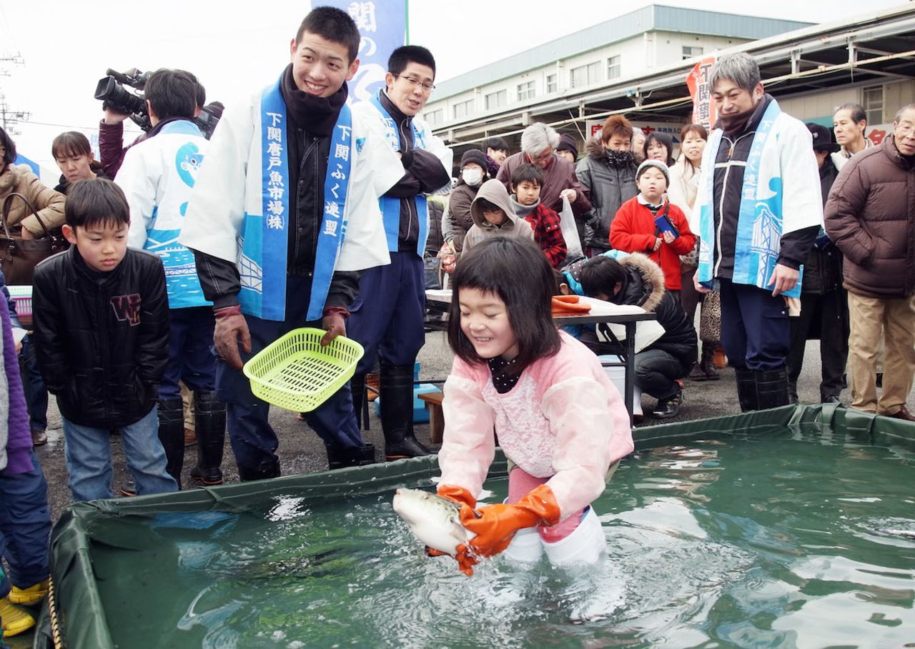 Never has a more adorable attempt been made to catch a slippery fugu with rubber-gloved hands. Held each February, Shimonoseki's Fugu Festival is a celebration of all things related to the revered delicacy. Events include cooking classes, a "Super Jumbo Fuku Nabe" hotpot and food giveaways. 