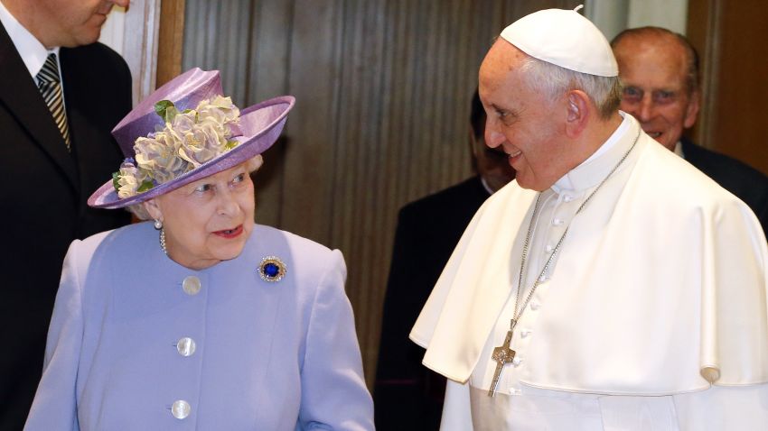 Britain's Queen Elizabeth II speaks with Pope Francis (R) during their first meeting on April 3, 2014 at the Vatican.