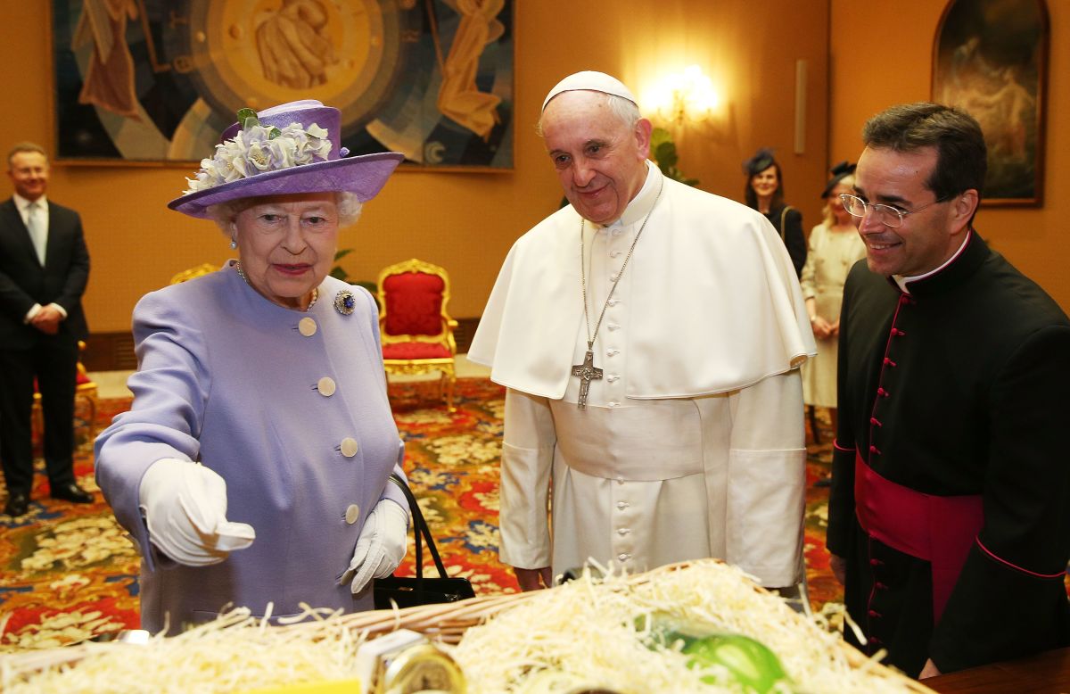 La reina y el duque de Edimburgo llevaron al pontífice una canasta de productos ingleses y frutos. 