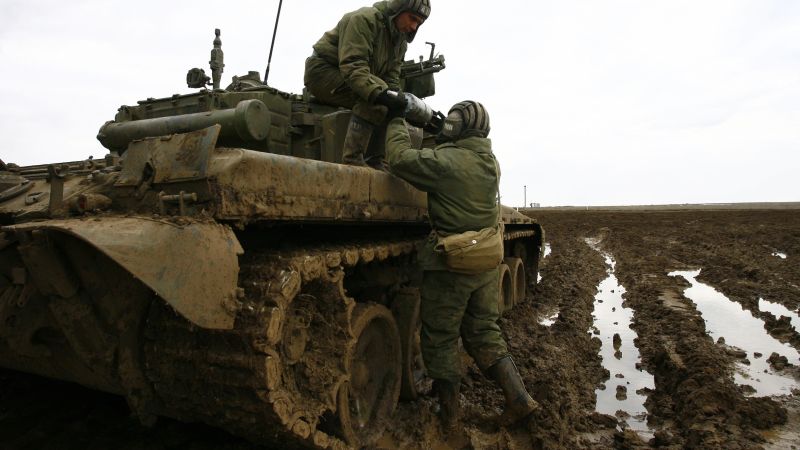 Ukrainian Official Russian Tanks Have Entered The Country Cnn