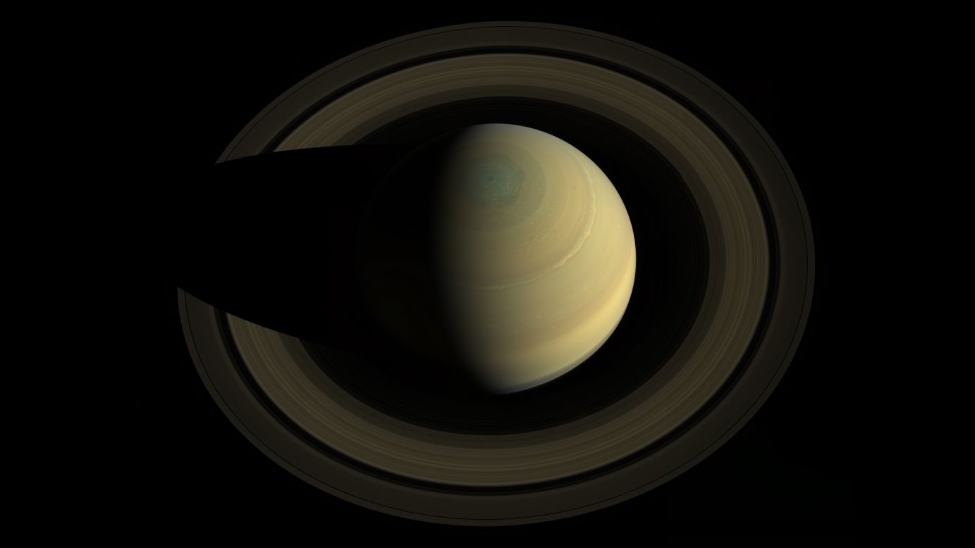 La nave Cassini voló muy por encima de Saturno en octubre para capturar este mosaico de 36 imágenes del planeta y sus anillos. Los colores del planeta parecen ser naturales, tal como los vería el ojo humano.