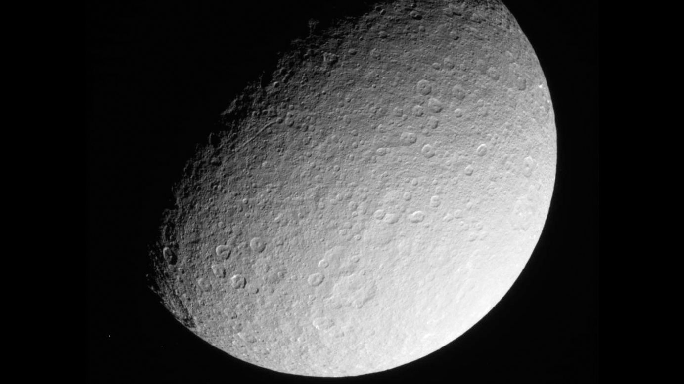 Rea, una luna de Saturno, puede verse desde aproximadamente 28.0317 kilómetros de distancia en esta imagen de marzo del 2013.