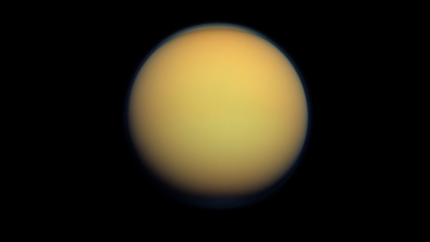 La luna más grande de Saturno, Titán, tiene un diámetro de 5.120 kilómetros. Parece una bola naranja borrosa debido a su atmósfera.