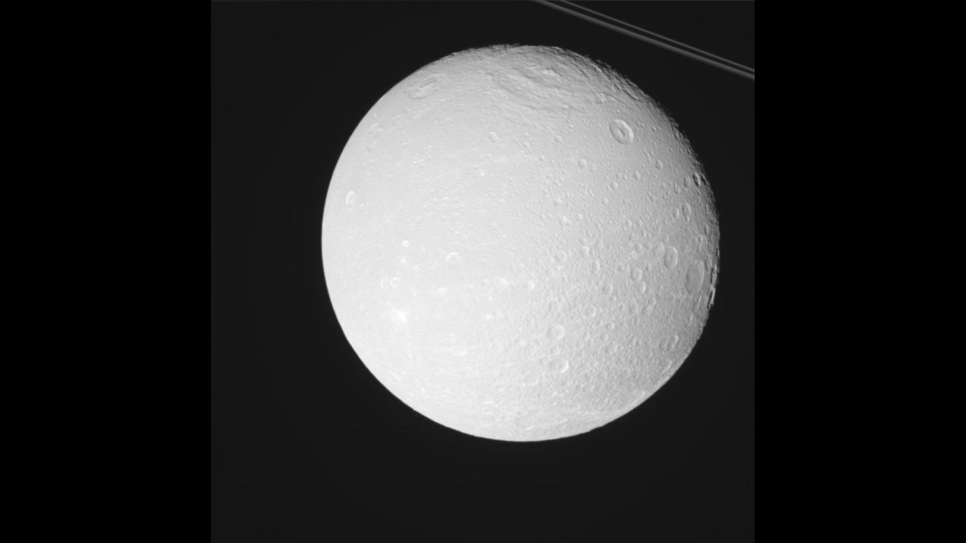 Saturno tiene una pequeña luna llamada Dione, que se encuentra en órbita a más o menos 376.586 kilómetros de distancia. Eso representa más o menos la misma distancia de la Tierra a su luna.
