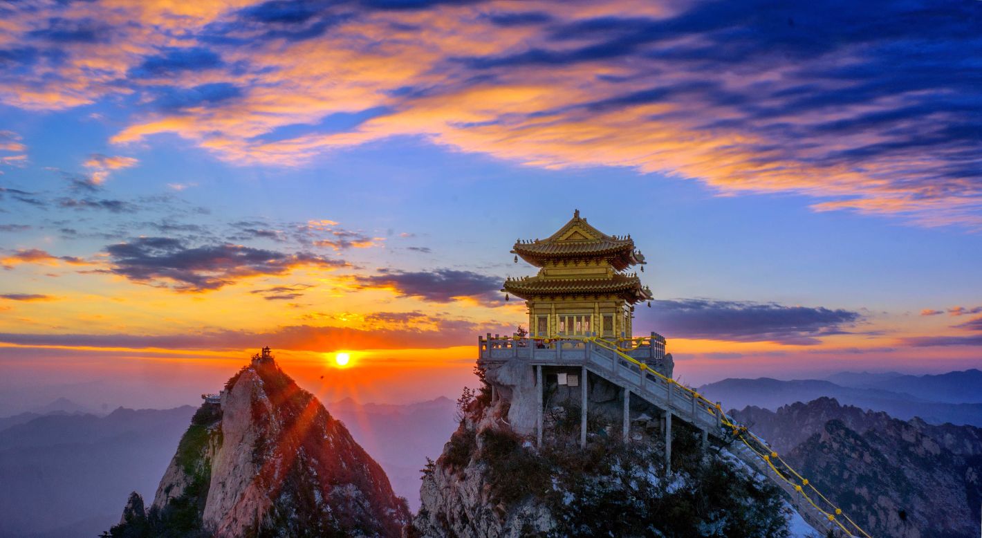 "The best place to capture the view of the temple and the pavilions like this one is from Ma Zong Ridge," says Khurram Zhang, a spokesperson of Laojun Mountain Nature Reserve. <br /><br />"Sunset is the best time to photograph Jin Dian (Golden Pavillion)."