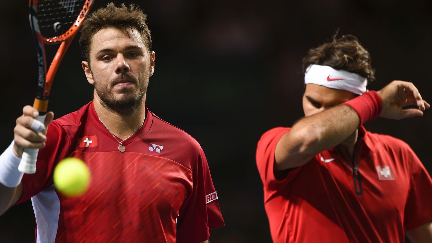 Stanislas Wawrinka (L) and Roger Federer need to rescue Switzerland's Davis Cup hopes in Sunday's reverse singles matches. 