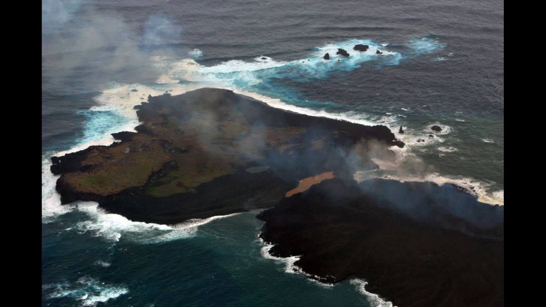 Niijima, bottom right, and Nishinoshima are seen conjoined on December 26, 2014.