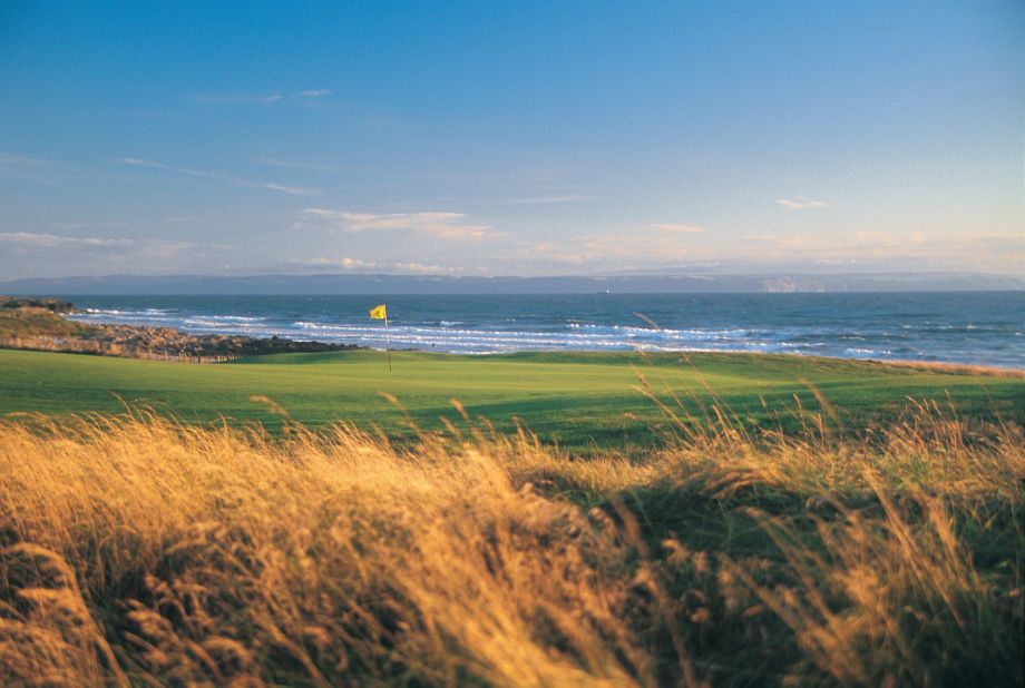 On this magnificent links course, the sea is visible from every hole. It can be played at various lengths, from 7,065 yards par 72 from the black tees down to 6,303 yards from the yellow tees.