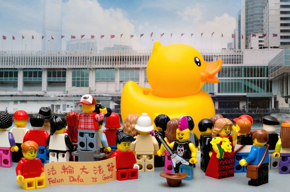 Tse recreated the crowds that flocked to the famed <a href="http://edition.cnn.com/2013/05/02/travel/hong-kong-giant-duck/">Big Yellow Duck</a> in Hong Kong last year. He even threw in a few of the <a href="http://globalpublicsquare.blogs.cnn.com/2013/07/23/u-s-should-press-china-over-falun-gong/">Falun Dafa</a> worshippers -- the practice is banned in China -- who often set up small demonstrations in Hong Kong. 