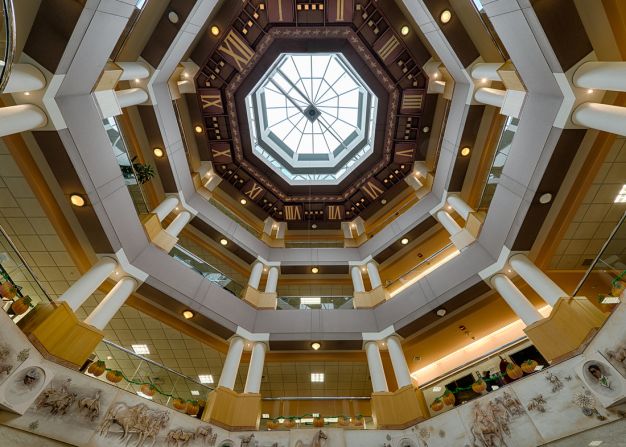 A ceiling clock can be seen in the rotunda of <a href="http://www.lexpublib.org" target="_blank" target="_blank">Lexington Public Library</a> in Lexington, Kentucky. 