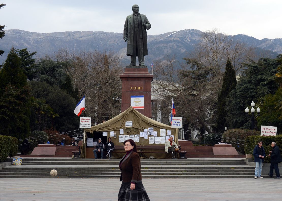 The statue of Lenin outside Yalta.