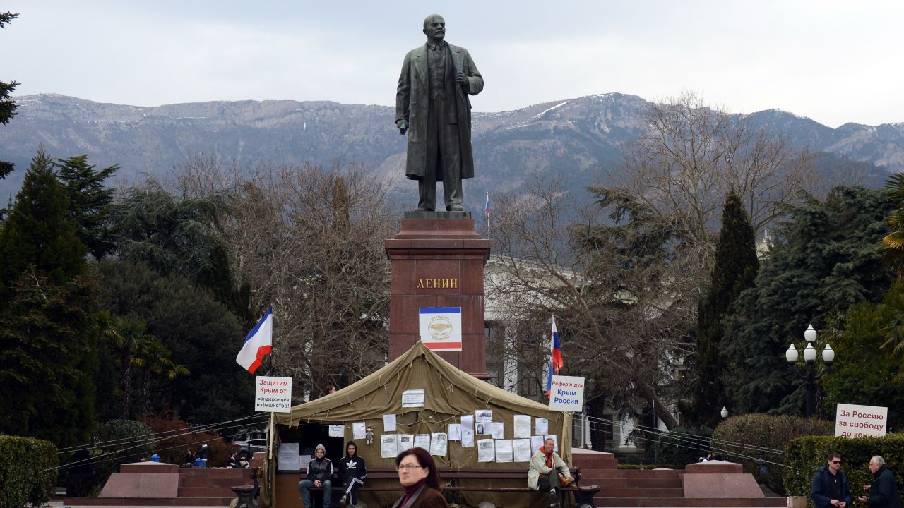 The statue of Lenin outside Yalta.