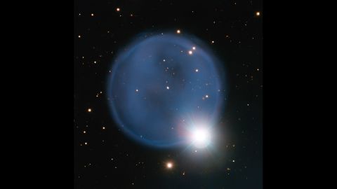 Esta romántica imagen fue captada por el telescopio VLT del Observatorio Europeo del Sur localizado en Chile. Se trata de la nebulosa Abell 33.