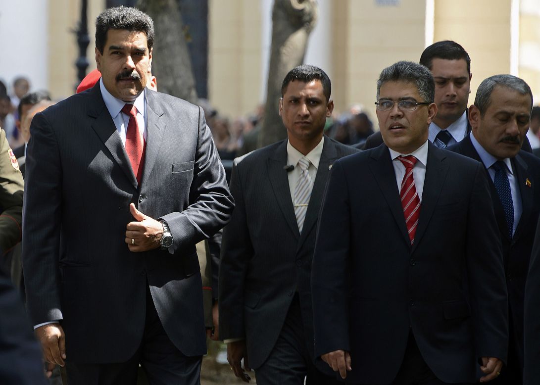 El presidente Nicolás Maduro y el canciller Elías Jaua se dirigen hacia la reunión con miembros de la oposición y cancilleres de Unasur.