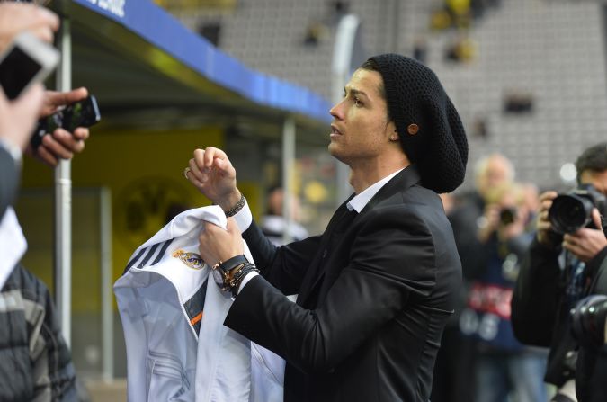 Reigning world player of the year Ronaldo, who suffered a knee injury in the first leg, stayed on the bench but took the time to sign some autographs.