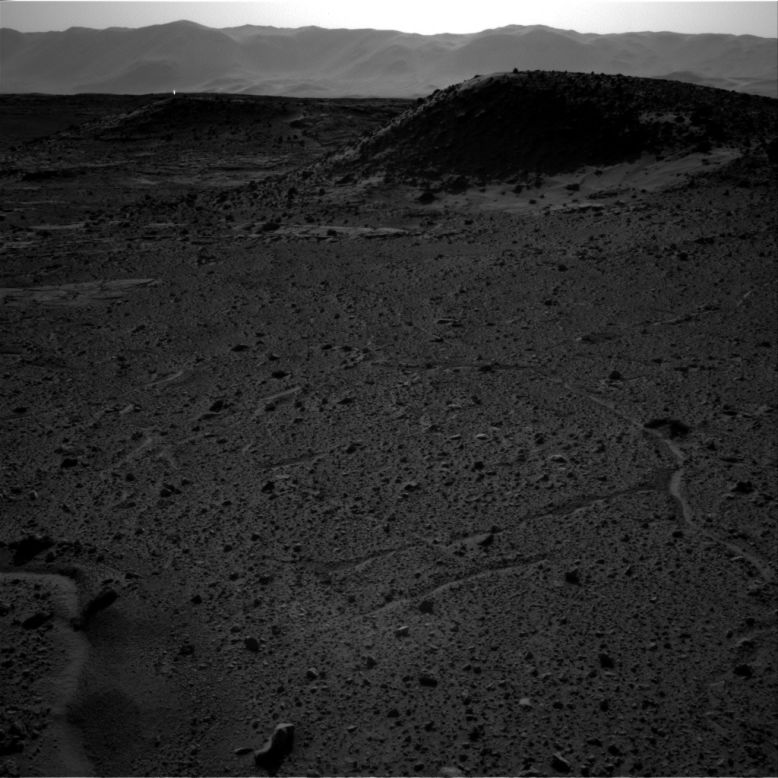 Un punto brillante aparece en una imagen tomada en Marte por el rover Curiosity de la NASA.