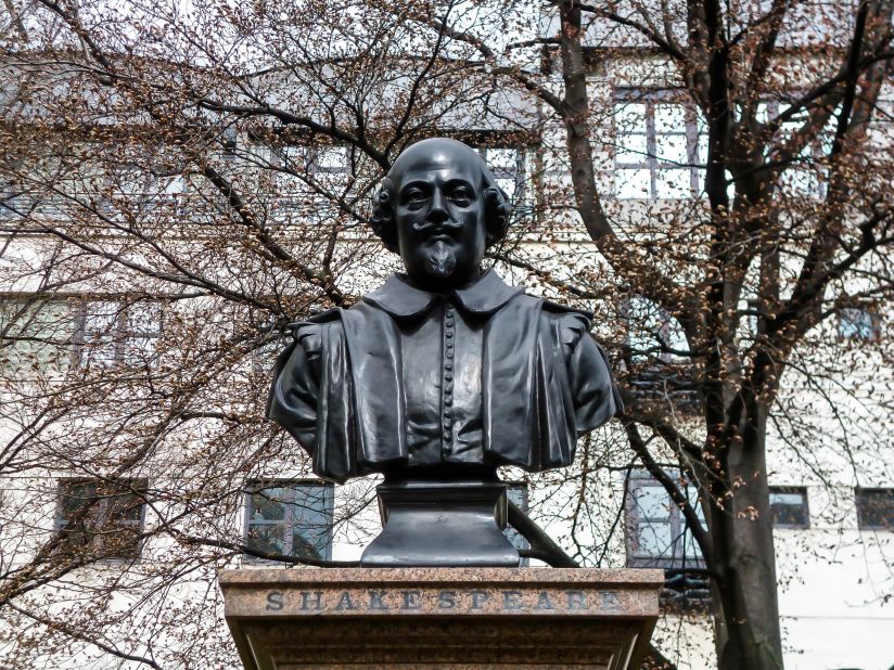 Highlights on the 105-minute London Shakespeare tour include the sites of the only two documented London addresses where the playwright lived. A Shakespeare statue sits near the remains of St. Mary Aldermanbury parish. 