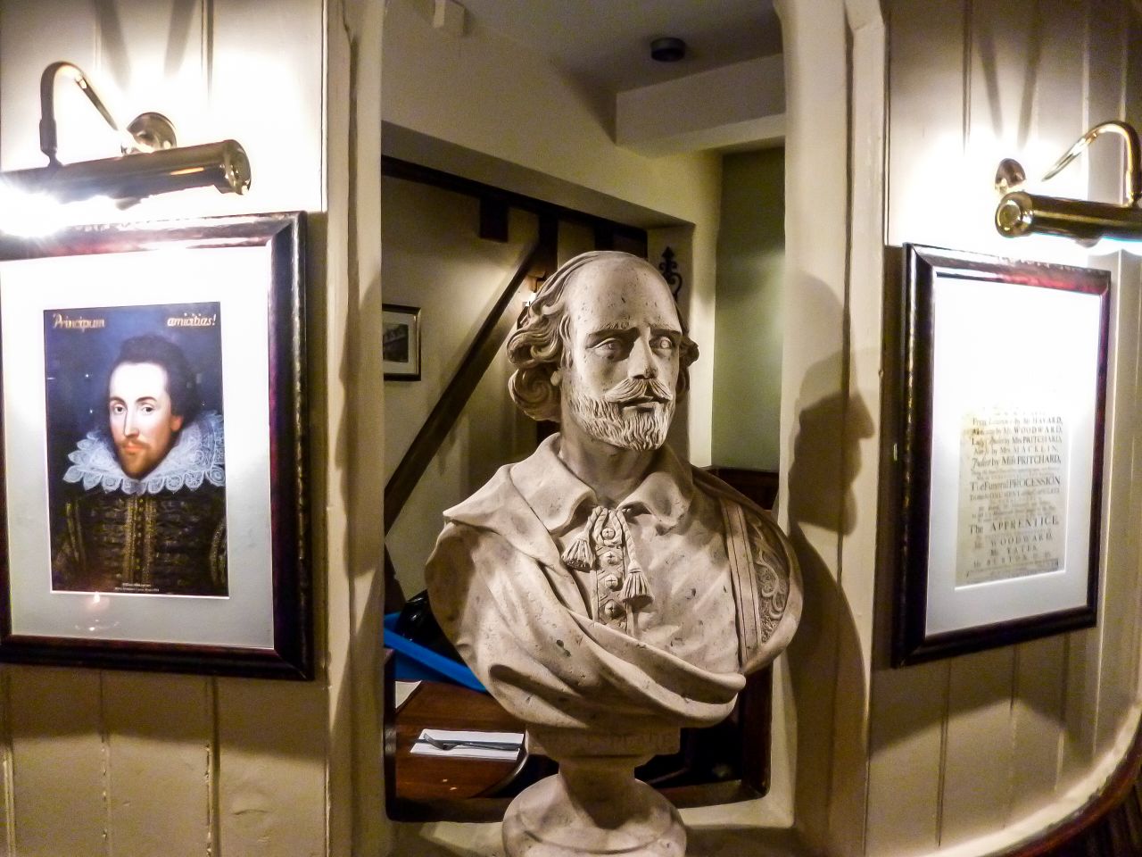 A bust of Shakespeare sits in the Garrick Inn, which dates from the 1400s and is reputed to be the oldest pub in Stratford-upon-Avon.