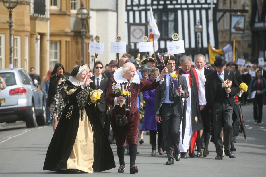 The birthday procession in Stratford-Upon-Avon takes place on April 26. Students from King Edward VI Grammar School, where Shakespeare studied as a boy, place quill pens on the writer's grave. 