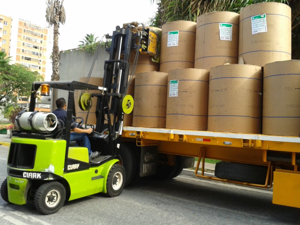 Uno de los camiones con el papel periódico enviado desde Colombia llegó en la mañana del 11 de abril a Barquisimeto, estado Lara, Venezuela. 
